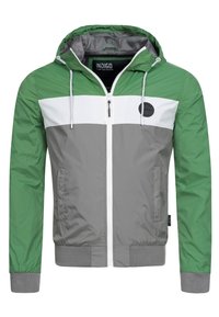 Zielona i szara, lekka kurtka z białym poziomym paskiem, kapturem, przednim zamkiem błyskawicznym i bocznymi kieszeniami; posiada ściągacze na rękawach i naszywkę z logo.