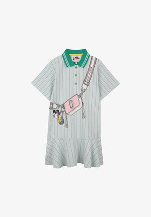 Robe polo vert clair à rayures verticales, avec un ourlet volanté et un motif graphique d'un sac et d'un personnage de dessin animé à la taille. Manches courtes.