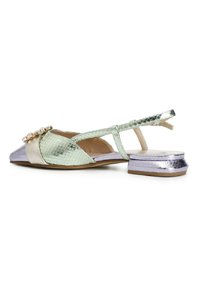 Slingback-kengät mintsin vihreänä ja hopeana, jossa on tekstuuri, metallinen yksityiskohta ja matala lohkolakki.