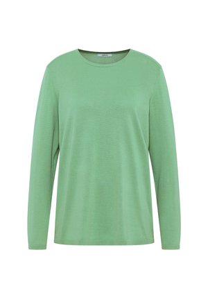 Camisa verde de manga larga hecha de una tela suave, con un escote redondo y un diseño sencillo, con un ajuste relajado y sin patrones visibles.