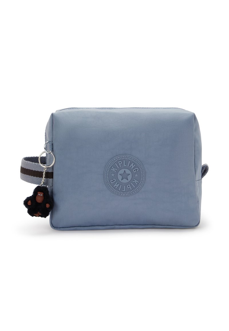 Borsa di tessuto blu con un logo rotondo di Kipling, un portachiavi staccabile a forma di scimmietta nera e una tracolla a righe.