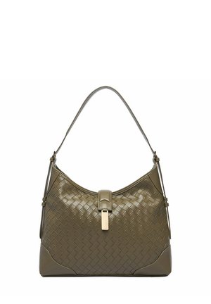 Mittelgroße olivgrüne Handtasche mit gewebter Lederstruktur, einem einzelnen Riemen und einer vorderen Lasche mit einem kleinen goldfarbenen Metallschild.