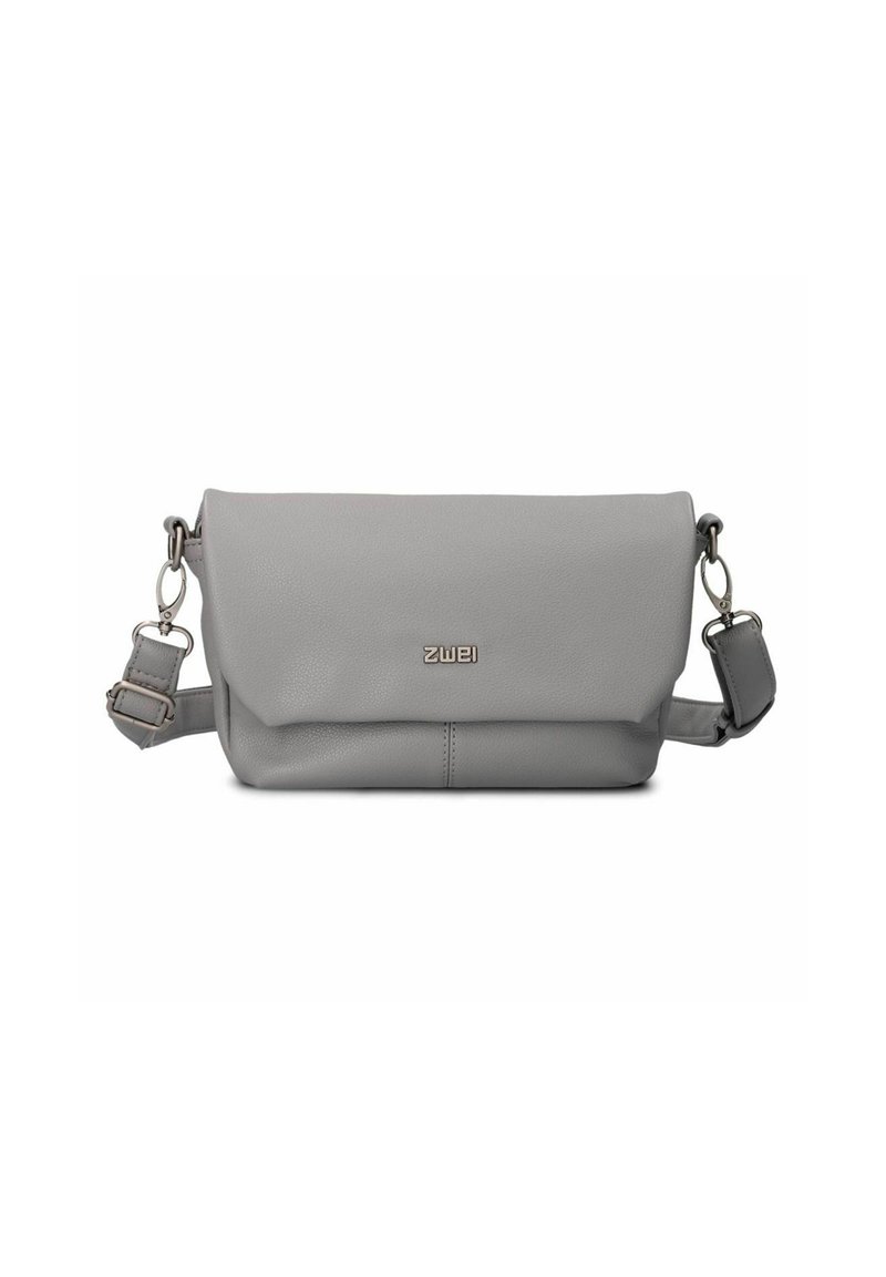 Borsa a tracolla in pelle grigia con una texture liscia, patta pieghevole, tracolla regolabile e dettagli in metallo. Presenta un logo discreto sul davanti.