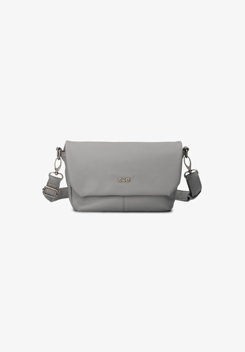 Borsa a tracolla in pelle grigia con una texture liscia, patta pieghevole, tracolla regolabile e dettagli in metallo. Presenta un logo discreto sul davanti.