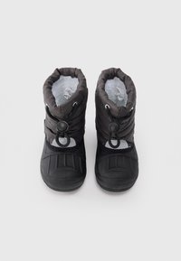 Fekete hócsizmák steppelt textil felsőrésszel, gumi talppal, rugalmas zsinórzárral és gyapjú béléssel az izolációért.