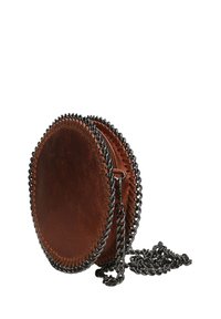 Borsa rotonda in pelle marrone con dettagli in catena metallica nera a contrasto e tracolla, dotata di chiusura zip e texture liscia.