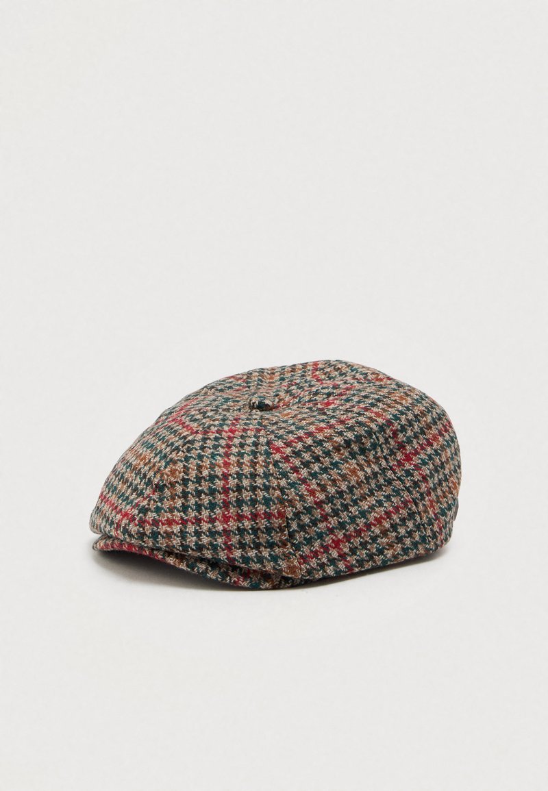 Boné de tweed plano com um topo arredondado, botão pequeno ao centro e aba curta, apresentando um padrão houndstooth em castanho, verde e vermelho.