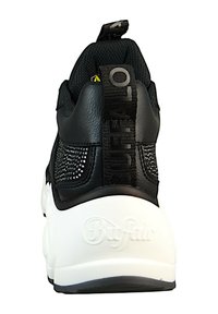 Czarne sneakersy z fakturowaną cholewką, zdobione kryształowymi akcentami, z białą podeszwą i znakiem towarowym na pięcie z wytłoczonym napisem "Buffalo".