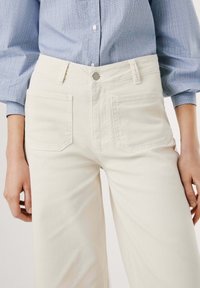 Pepe Jeans HIGH RISE WIDE CROP TANIA POCKET - Jeans a zampa - oyster white