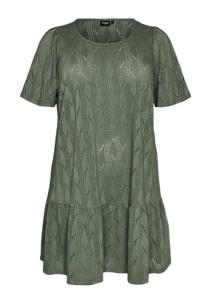 Zaļas krāsas īsa piedurkne mežģīņu kleita ar apaļu izgriezumu, viļņotu rakstu un volānu apakšu.