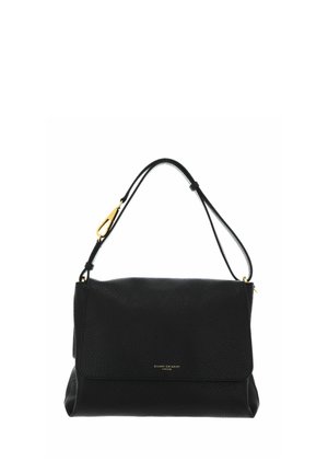 Borsa a tracolla in pelle nera con accessori color oro e tracolla regolabile, con chiusura a patta e finitura texturizzata.