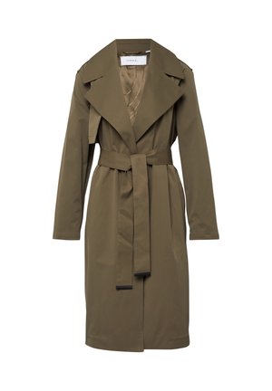 Długi oliwkowozielony płaszcz typu trencz z szerokimi klapami, taliowany paskiem i naramiennikami, prezentowany na białym tle.