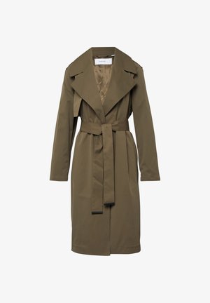 Długi oliwkowozielony płaszcz typu trencz z szerokimi klapami, taliowany paskiem i naramiennikami, prezentowany na białym tle.