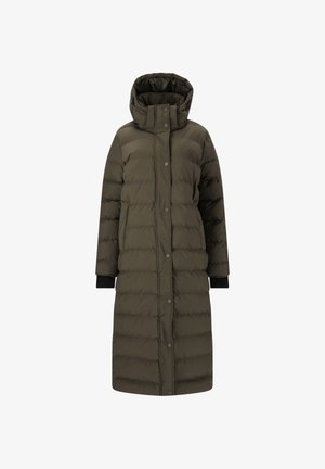 Pardessus lungo color verde oliva con colletto alto, cappuccio e chiusura a scatto. Presenta un'imbottitura orizzontale e polsini in maglia nera. Texture liscia.