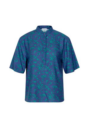 Chemise bleue à manches courtes avec motif floral vert, col mandarin et patte de boutonnage devant.