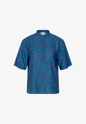 Chemise bleue à manches courtes avec motif floral vert, col mandarin et patte de boutonnage devant.