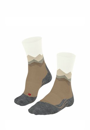 Calzini corti beige e grigi con un motivo montano. La parte superiore è bianca, che sfuma in motivi marrone chiaro e grigio. Dettaglio del logo rosso.