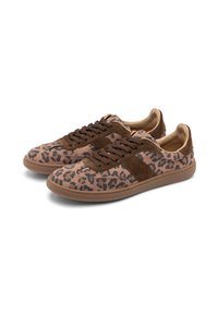 Sneakers w nadrukiem lamparta, z cholewką z różowej i brązowej zamszowej skóry, brązowymi sznurowadłami i teksturowaną gumową podeszwą. Akcentowane brązowymi zamszowymi paskami.