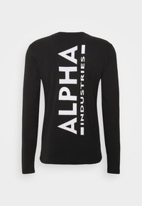 Schwarzes Langarm-T-Shirt mit auffälligem weißen Text "ALPHA INDUSTRIES" vertikal auf dem Rücken. Weicher Stoff mit klassischem Rundhalsdesign.