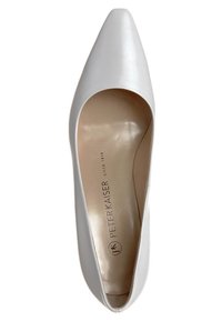 Weißer Pump mit spitz zulaufender Zehenpartie aus glattem Leder. Das Innere verfügt über ein beiges Futter mit eingeprägtem Markennamen. Schlankes und minimalistisches Design.