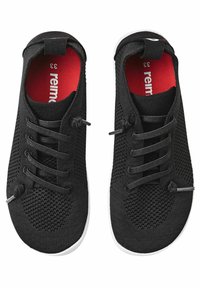 Scarpe nere in maglia con sei fori per i lacci, una tomaia testurizzata e suole in gomma bianca. L'interno presenta una fodera rossa con il marchio. Taglia 33.