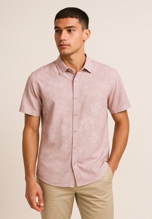 Chemise à manches courtes de couleur rose clair avec un motif floral subtil, une poche sur la poitrine et des boutons en bois clair. Texture du tissu douce.
