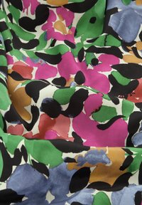 Satijnstof met een multicultureel bloemenpatroon in tinten roze, groen, zwart en blauw op een lichte achtergrond. Zachte textuur.