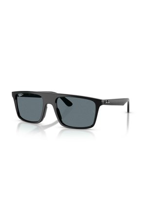 Lunettes de soleil Ray-Ban rectangulaires noires avec verres polarisés foncés et branches fines inclinées sur fond blanc.