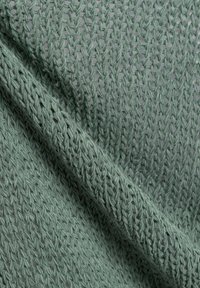 Grüner Strickstoff mit einem lockeren, offenen Gewebe-Muster, das eine subtile Textur und einen weichen Finish aufweist, ideal für atmungsaktive Kleidungsstücke.