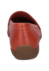 Rote Leder-Slipper mit glatter Textur, rundem Rückteil und brauner Gummisohle. Verfügt über eine schlichte Naht entlang der Seiten.