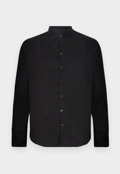 Μαύρη μπλούζα με μακριά μανίκια και μαντηλάκι, με κουμπιά μπροστά και λείο βαμβακερό ύφασμα. Χωρίς σχέδια ή ορατές λεπτομέρειες.