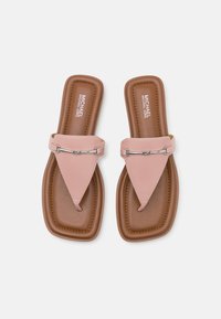 Sandale de piele roz cu talpă pătrată de culoare maro. Au un accent cu o chaină argintie pe breteaua degetului, textură netedă și un design minimalist.