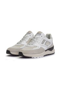 Sneaker bianchi e grigi con pannelli in camoscio e rete, caratterizzati da un design con lacci, suola testurizzata e un accento nero sul tallone.