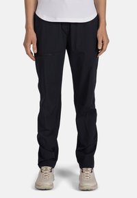 Czarne, lekkie spodnie outdoorowe o dopasowanym kroju, z kieszenią na zamek z boku oraz elastycznym pasem dla wygody.