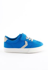 Niebieski sneaker z fakturowaną cholewką, szarymi akcentami i rzepem. Posiada gumową podeszwę i zaokrąglony design czubka.