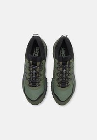 Zaļi pārgājienu apavi ar sietu un sintētisku virsu, pastiprinātu purngali, melniem akcentiem un strukturētu zoli saķerei. Ūdensnecaurlaidīga GORE-TEX funkcija.