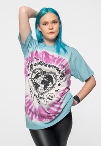 Paradiso Clothing ED SHEERAN NOTHING HAPPENS DYE WASH  - Print T-shirt - blue