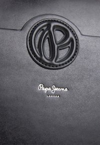 Portadocumenti in ecopelle nera con logo circolare in rilievo e testo in argento "Pepe Jeans London". Texture liscia con un leggero lucido.