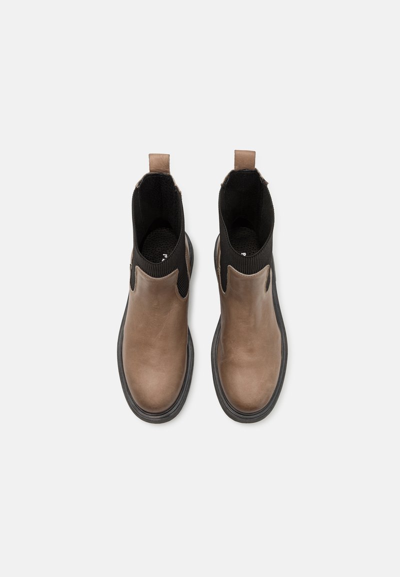 Braune Leder-Stiefeletten mit glatter Oberfläche, schwarzen elastischen Seitenpaneelen und einer abgerundeten Zehenpartie, ausgestattet mit Zuglaschen für ein einfaches An- und Ausziehen.