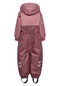 Roze waterdichte overall met capuchon, elastische manchetten en reflecterende accenten, met een aangesnoerd middel en zigzagpatroon op de benen.