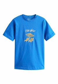 T-shirt bleu à manches courtes avec le texte "Club Soleil" au-dessus de deux transats jaunes sous un parasol de plage rayé jaune.