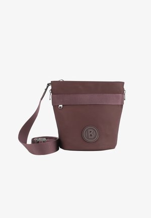 Brun syntetisk bucket bag med ett strukturerat axelrem, ribbat band upptill och en rund logotypdetalj framtill. Justerbar axelrem ingår.