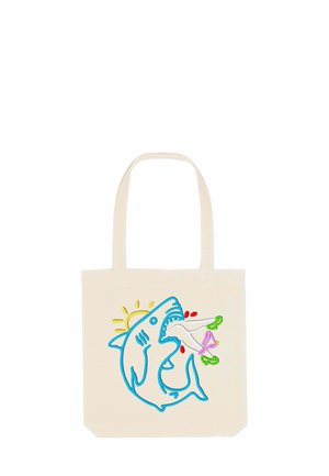 Borsa in cotone con una grafica di squalo blu, un'icona del sole e un design floreale. Presenta manici lunghi e uno sfondo beige naturale.