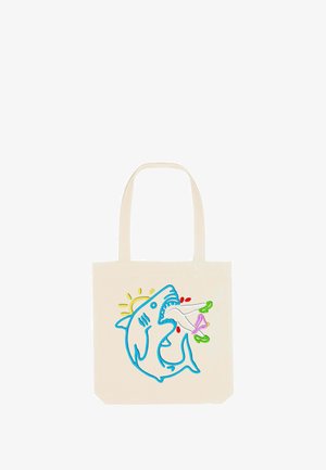 Katoenen draagtas met een blauwe haaienafbeelding, een zonicoon en een bloemdesign. Beschikt over lange hengsels en een natuurlijke beige achtergrond.