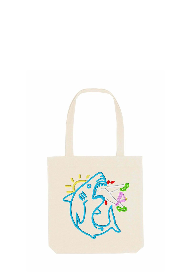 Katoenen draagtas met een blauwe haaienafbeelding, een zonicoon en een bloemdesign. Beschikt over lange hengsels en een natuurlijke beige achtergrond.