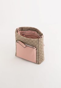 Beige kabelka s vzorem a růžovou koženou přední kapsou, vybavená zipovým uzávěrem a strukturovaným designem. Interiér obsahuje několik přihrádek.