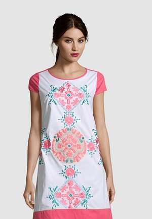 Vestido blanco con mangas cortas rosas, que presenta bordados florales coloridos en rojo, turquesa y verde, y un dobladillo rosa sólido en la parte inferior.