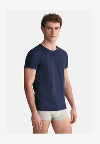 Unselected, navy / white