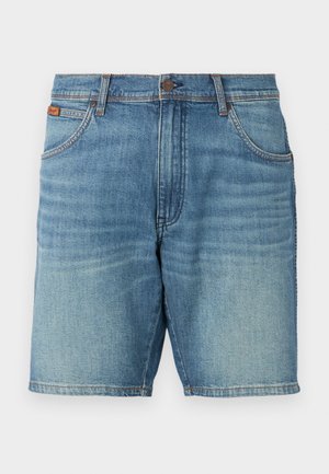Shorts en denim délavé bleu clair, avec un design classique à 5 poches, fermeture par bouton et dégradé subtil. Ourlet propre et texture visible.