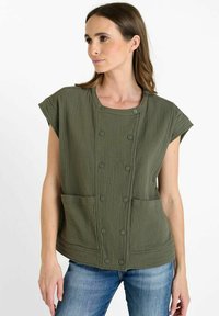 Top in tessuto verde a coste con maniche corte, dotato di scollatura rotonda, chiusura con doppio bottone e due tasche frontali.